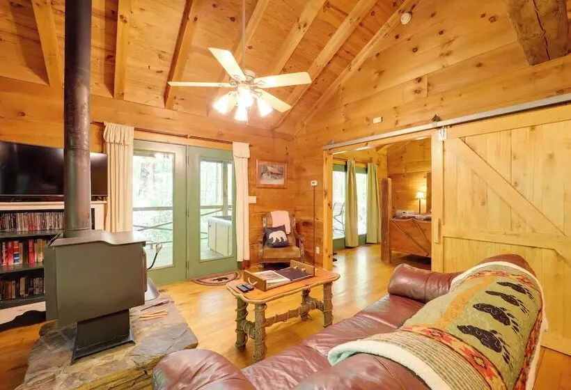 Hot Tub & Trail Access: Relaxing Marion Cabin