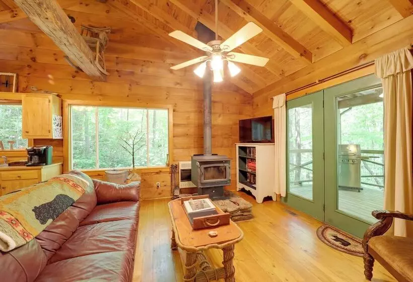 Hot Tub & Trail Access: Relaxing Marion Cabin