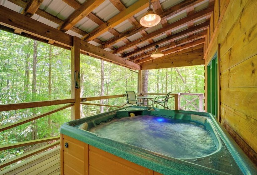Hot Tub & Trail Access: Relaxing Marion Cabin