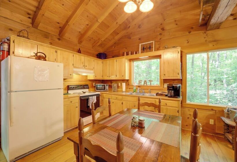 Hot Tub & Trail Access: Relaxing Marion Cabin