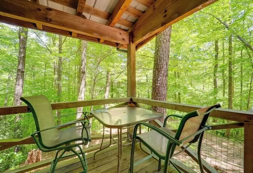 Hot Tub & Trail Access: Relaxing Marion Cabin