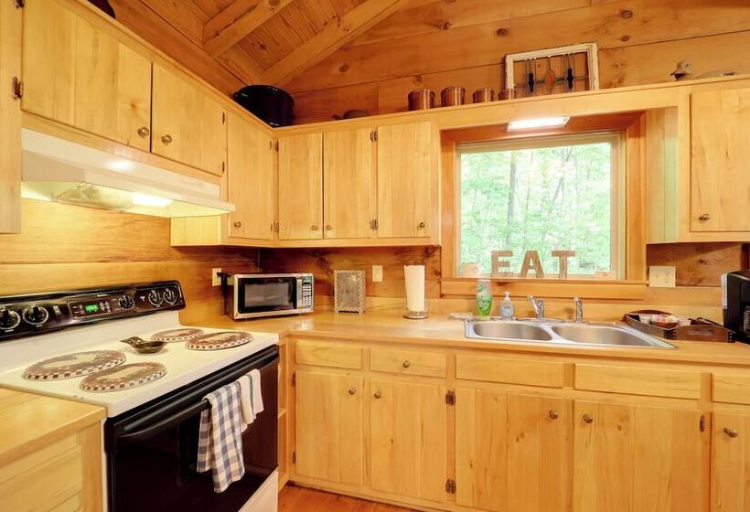 Hot Tub & Trail Access: Relaxing Marion Cabin