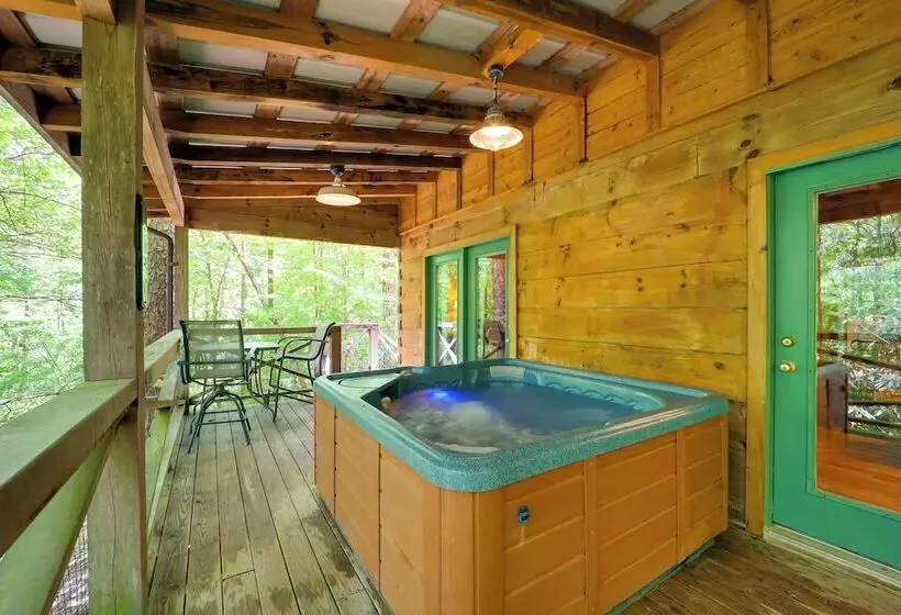 Hot Tub & Trail Access: Relaxing Marion Cabin
