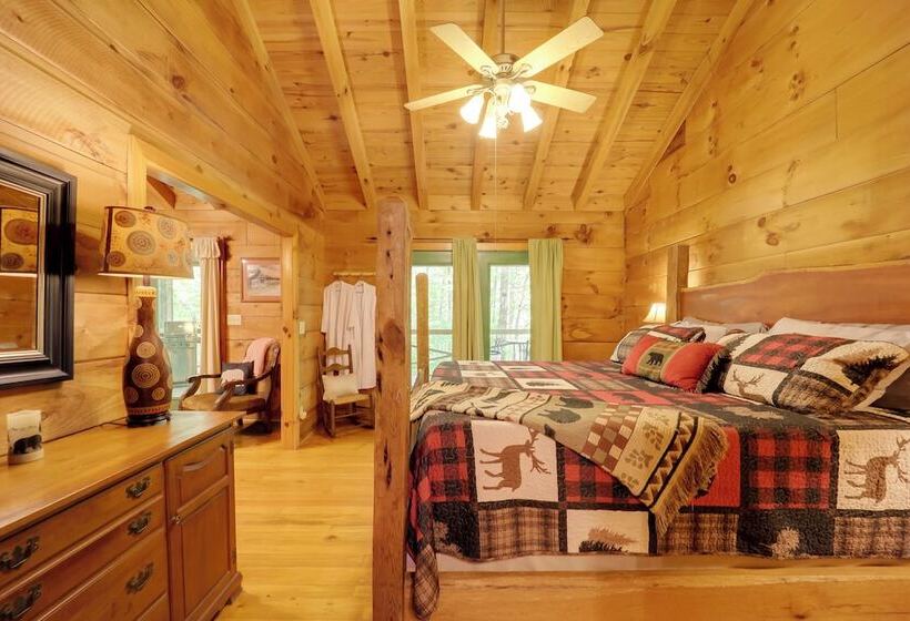 Hot Tub & Trail Access: Relaxing Marion Cabin