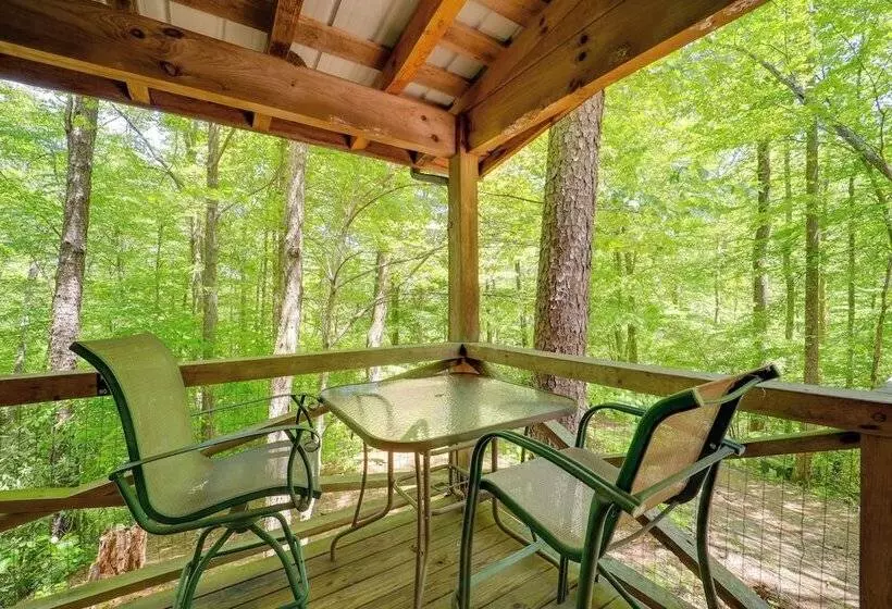 Hot Tub & Trail Access: Relaxing Marion Cabin