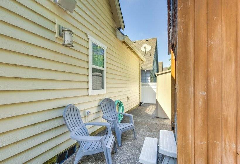 Rockaway Beach Home W/ Hot Tub: Half Mi To Beach!