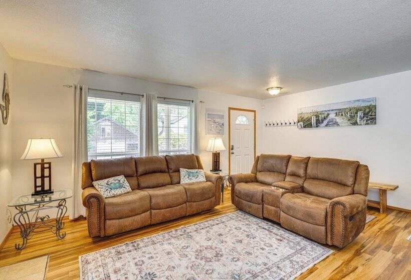 Rockaway Beach Home W/ Hot Tub: Half Mi To Beach!