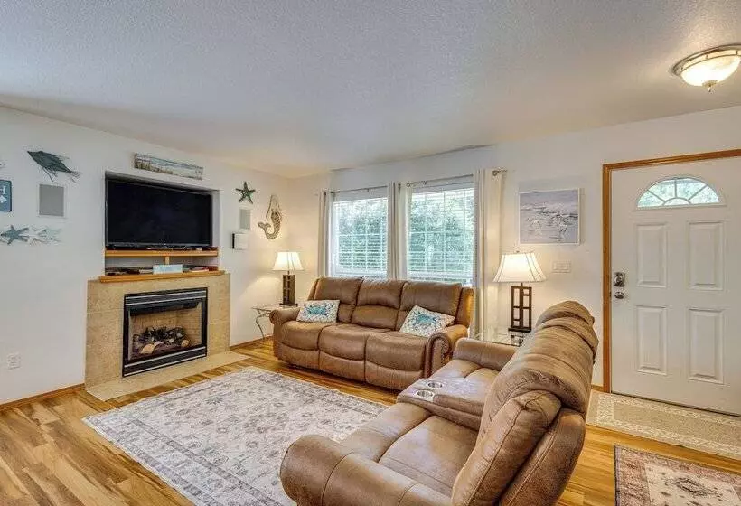 Rockaway Beach Home W/ Hot Tub: Half Mi To Beach!