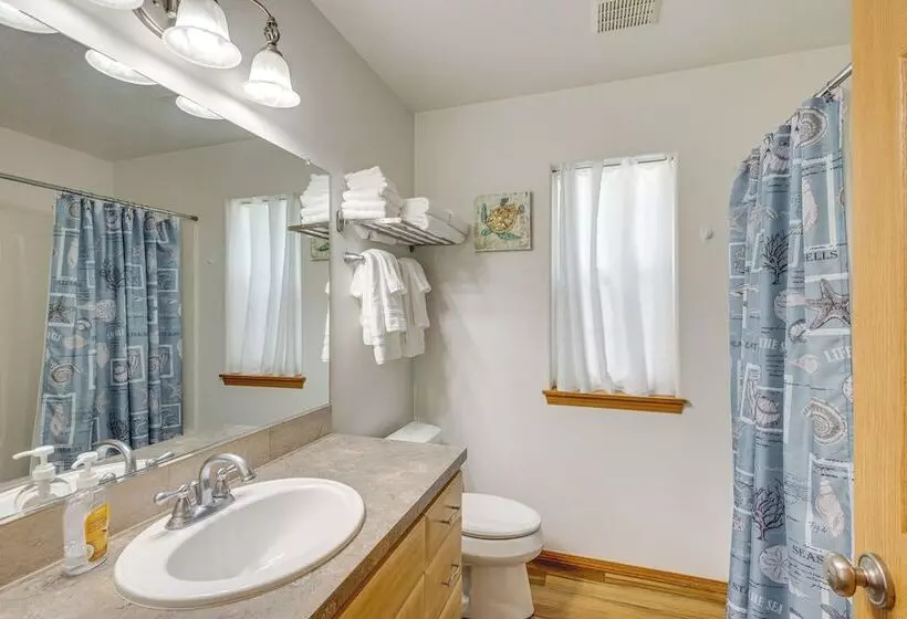 Rockaway Beach Home W/ Hot Tub: Half Mi To Beach!