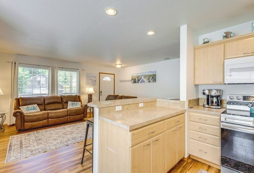 Rockaway Beach Home W/ Hot Tub: Half Mi To Beach!