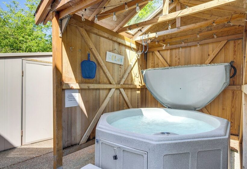 Rockaway Beach Home W/ Hot Tub: Half Mi To Beach!
