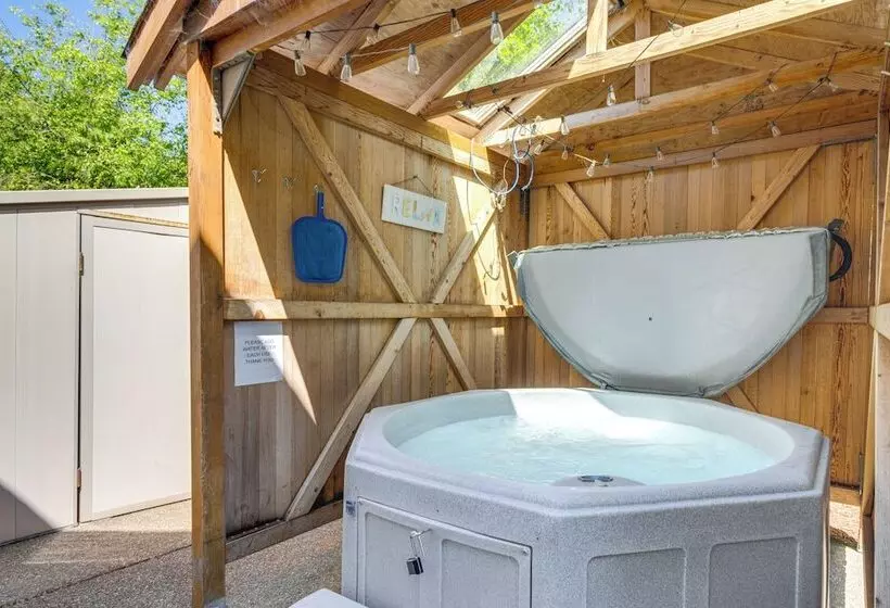 Rockaway Beach Home W/ Hot Tub: Half Mi To Beach!