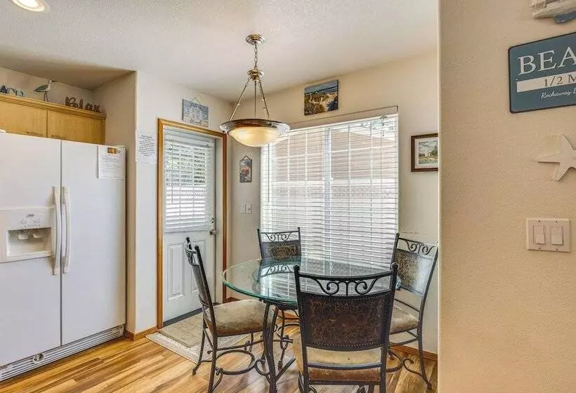 Rockaway Beach Home W/ Hot Tub: Half Mi To Beach!