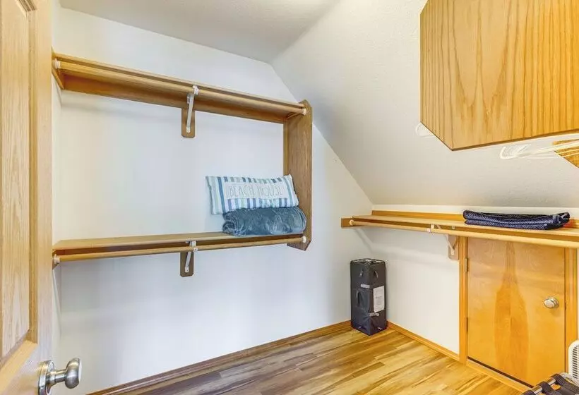 Rockaway Beach Home W/ Hot Tub: Half Mi To Beach!