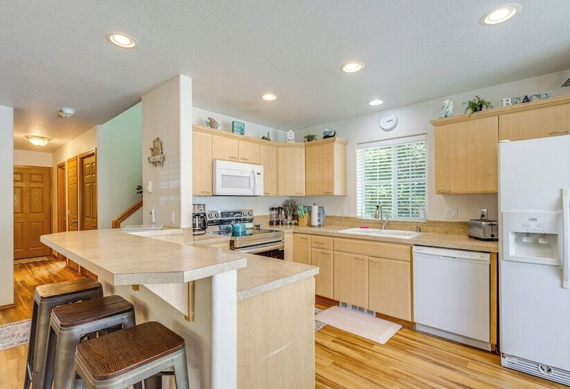 Rockaway Beach Home W/ Hot Tub: Half Mi To Beach!