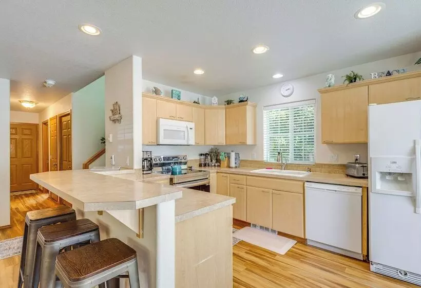 Rockaway Beach Home W/ Hot Tub: Half Mi To Beach!