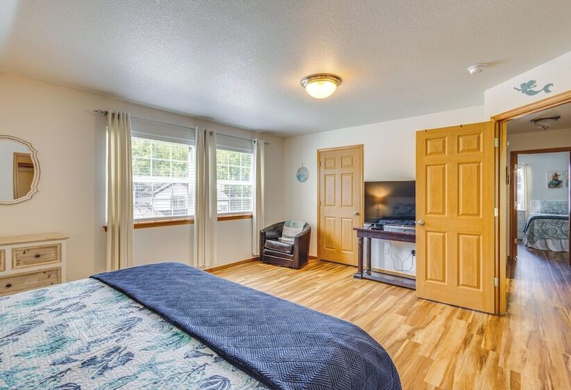 Rockaway Beach Home W/ Hot Tub: Half Mi To Beach!