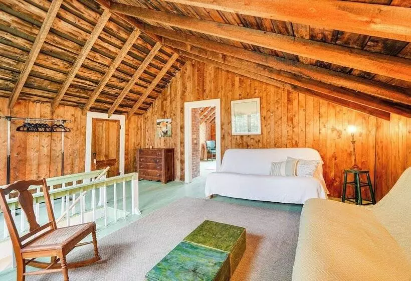 4 Mi To Lake Raponda! Secluded Family Cottage