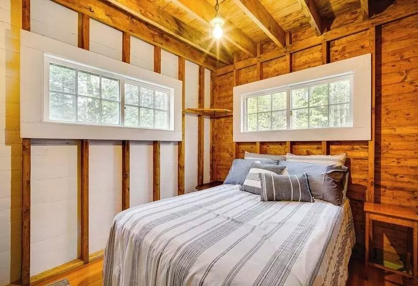 4 Mi To Lake Raponda! Secluded Family Cottage