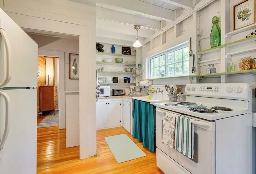 4 Mi To Lake Raponda! Secluded Family Cottage