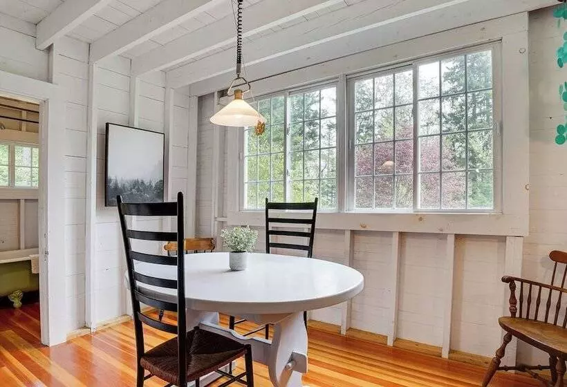 4 Mi To Lake Raponda! Secluded Family Cottage