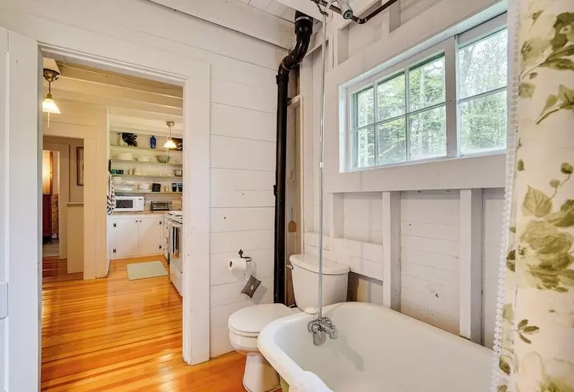 4 Mi To Lake Raponda! Secluded Family Cottage
