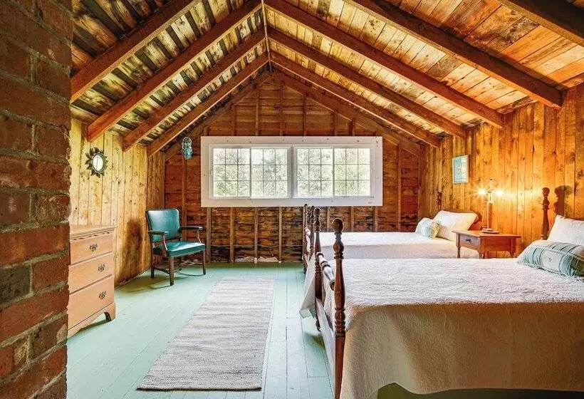 4 Mi To Lake Raponda! Secluded Family Cottage