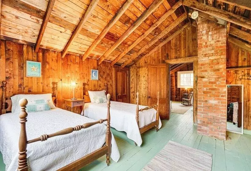 4 Mi To Lake Raponda! Secluded Family Cottage