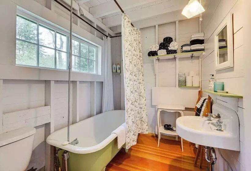 4 Mi To Lake Raponda! Secluded Family Cottage