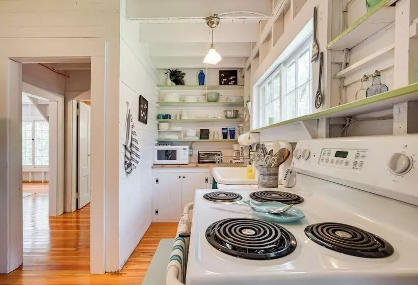 4 Mi To Lake Raponda! Secluded Family Cottage