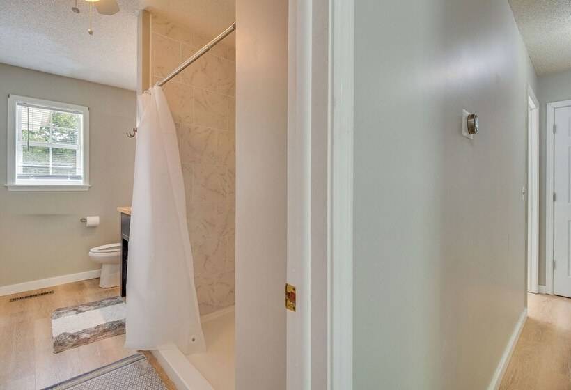 Spacious Mountain Home Retreat Near Norfork Lake!