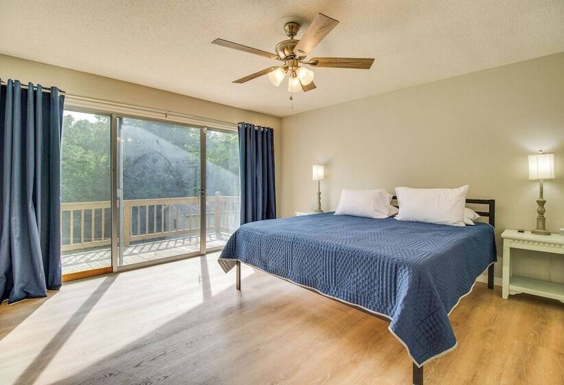 Spacious Mountain Home Retreat Near Norfork Lake!