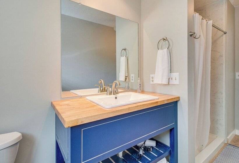 Spacious Mountain Home Retreat Near Norfork Lake!