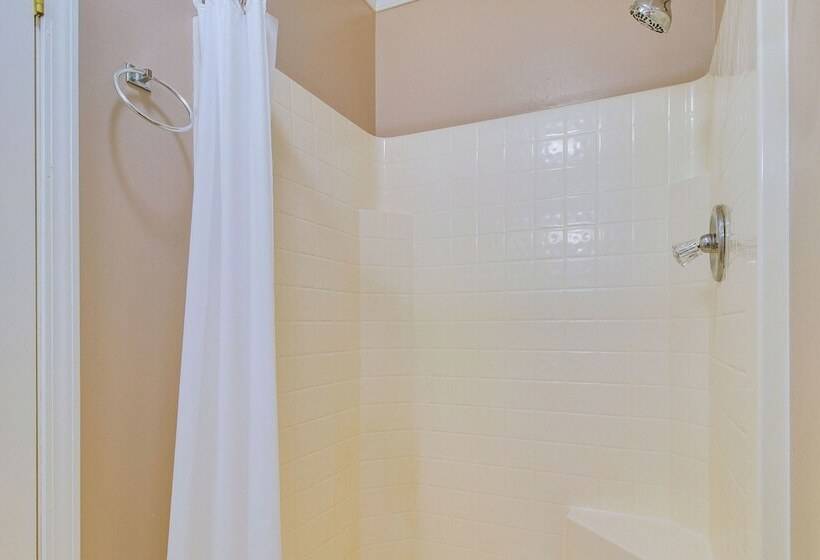 Spacious Mountain Home Retreat Near Norfork Lake!