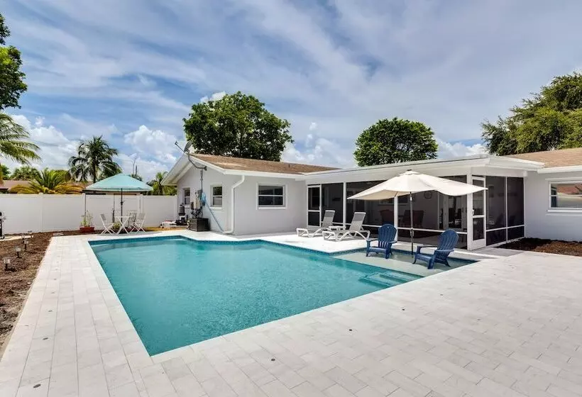 Pool & Screened In Patio: Tropical Florida Abode