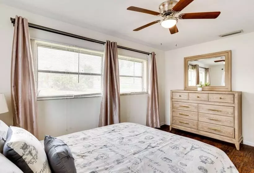 Pool & Screened In Patio: Tropical Florida Abode