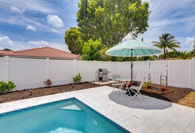 Pool & Screened In Patio: Tropical Florida Abode