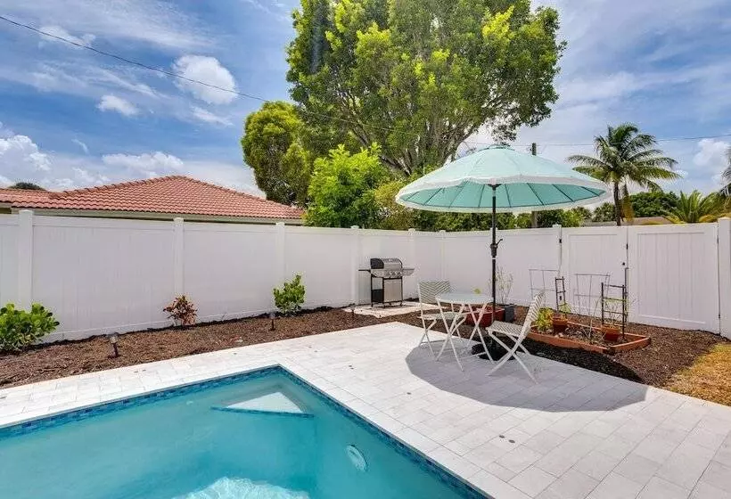 Pool & Screened In Patio: Tropical Florida Abode