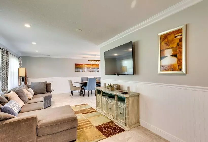 Pool & Screened In Patio: Tropical Florida Abode