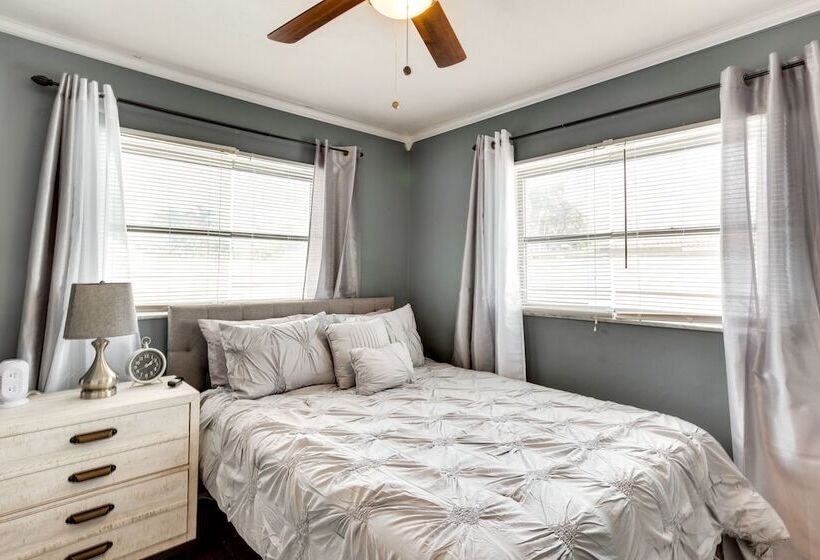 Pool & Screened In Patio: Tropical Florida Abode