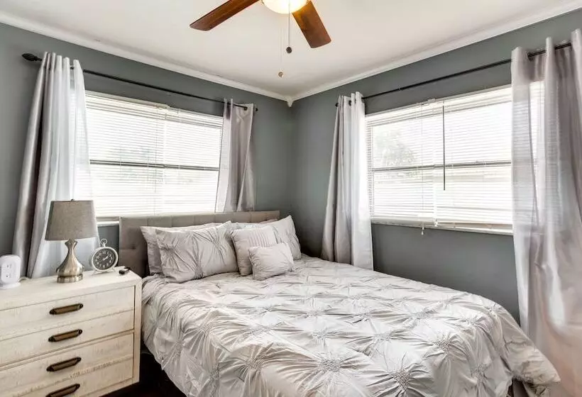 Pool & Screened In Patio: Tropical Florida Abode