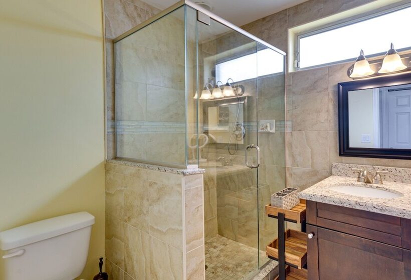 Pool & Screened In Patio: Tropical Florida Abode