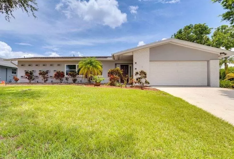 Pool & Screened In Patio: Tropical Florida Abode