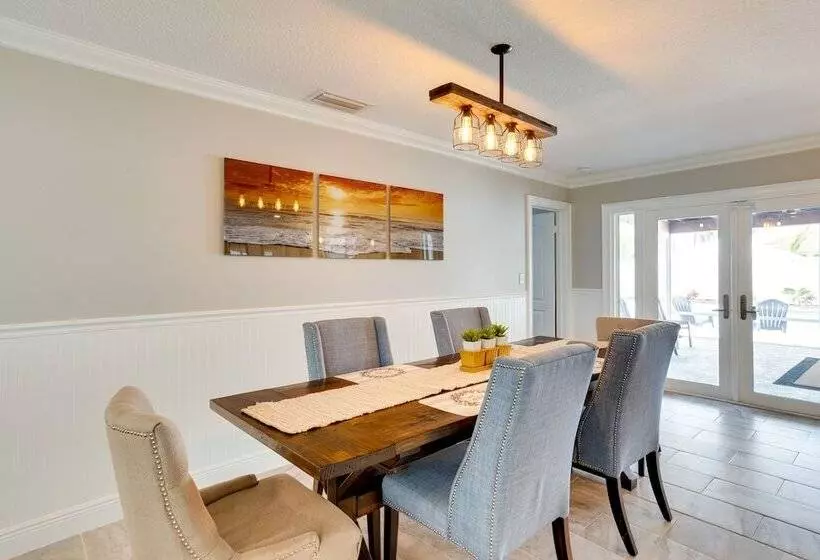 Pool & Screened In Patio: Tropical Florida Abode