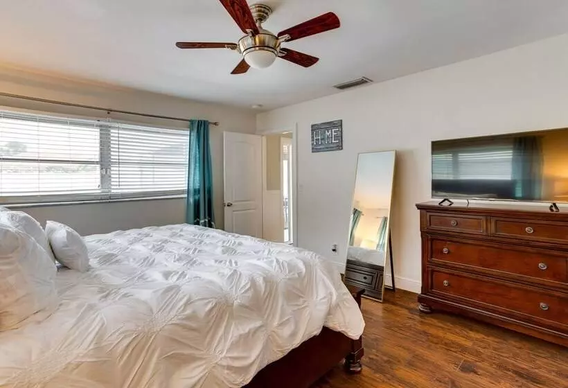 Pool & Screened In Patio: Tropical Florida Abode