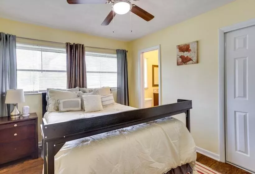 Pool & Screened In Patio: Tropical Florida Abode