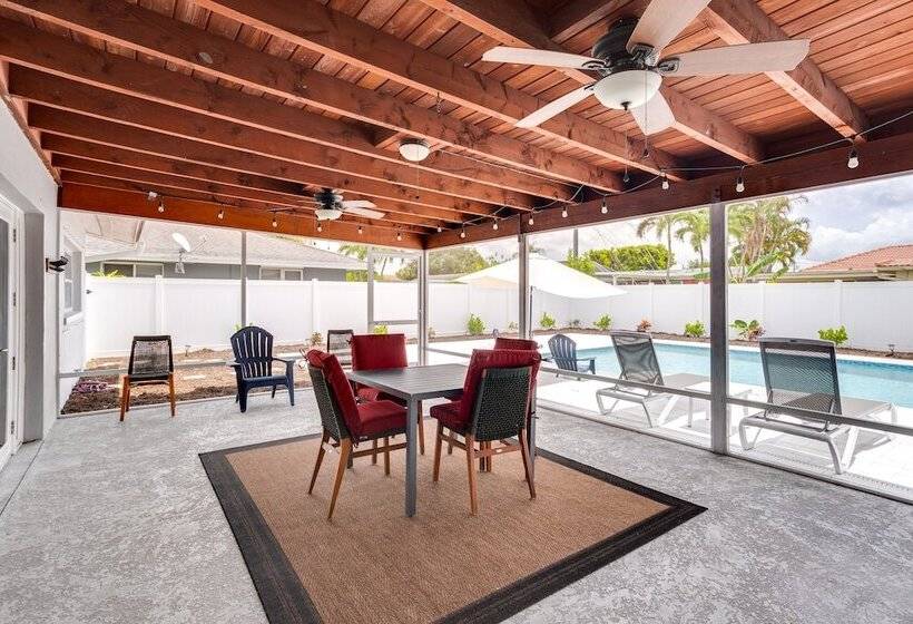 Pool & Screened In Patio: Tropical Florida Abode