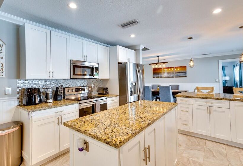 Pool & Screened In Patio: Tropical Florida Abode