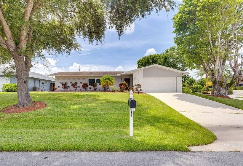 Pool & Screened In Patio: Tropical Florida Abode
