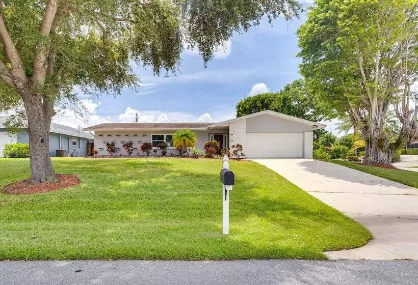 Pool & Screened In Patio: Tropical Florida Abode